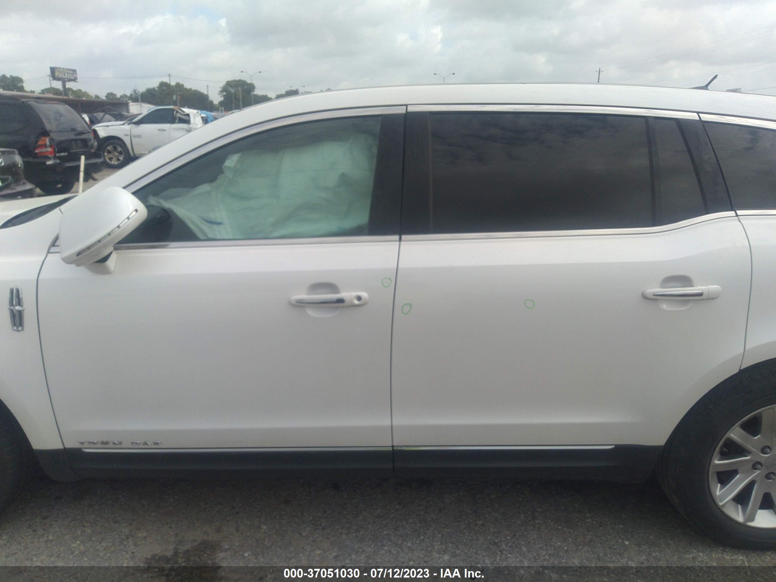 Photo 12 VIN: 2LMHJ5NK3FBL02378 - LINCOLN MKT 