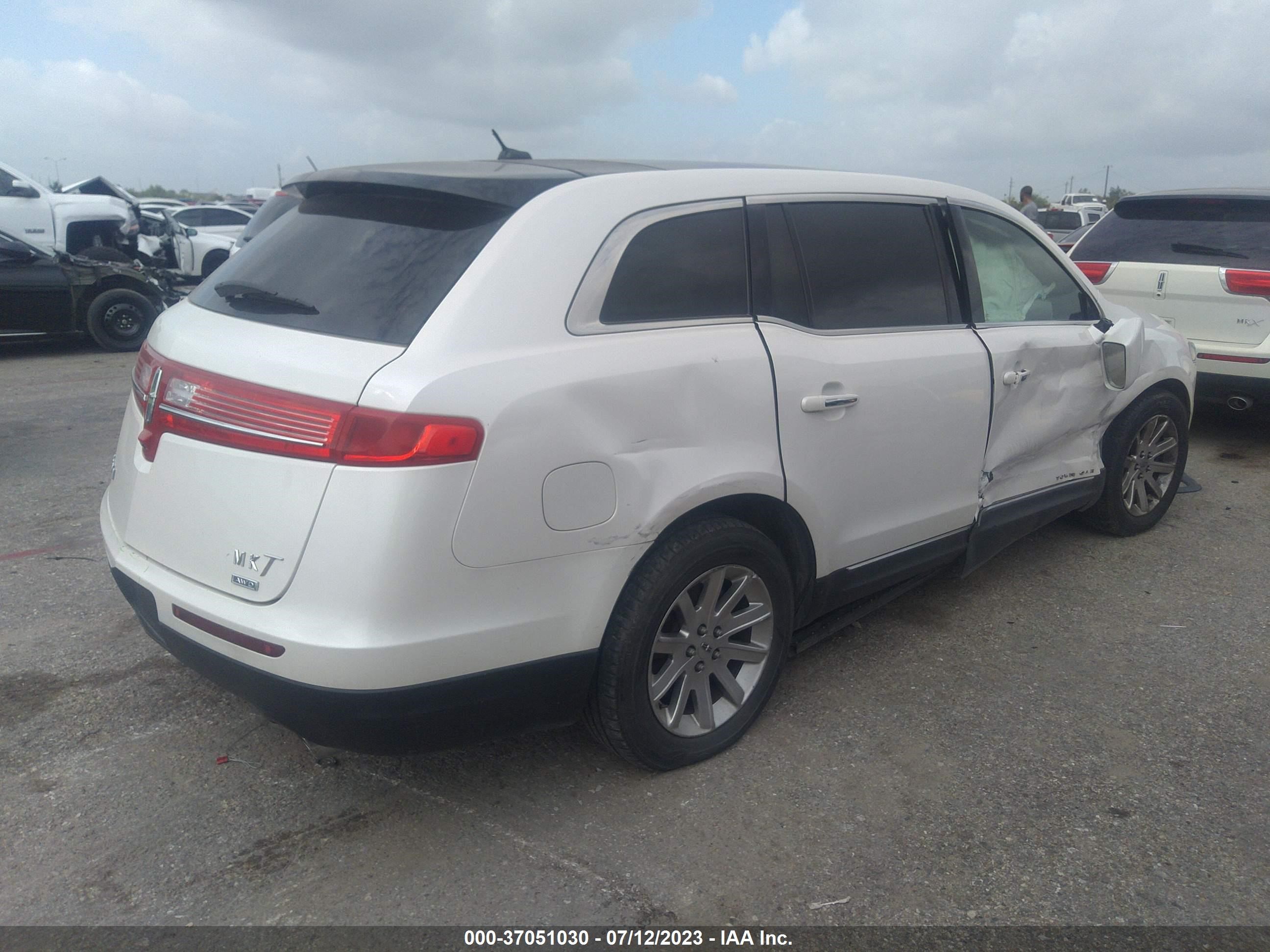 Photo 3 VIN: 2LMHJ5NK3FBL02378 - LINCOLN MKT 