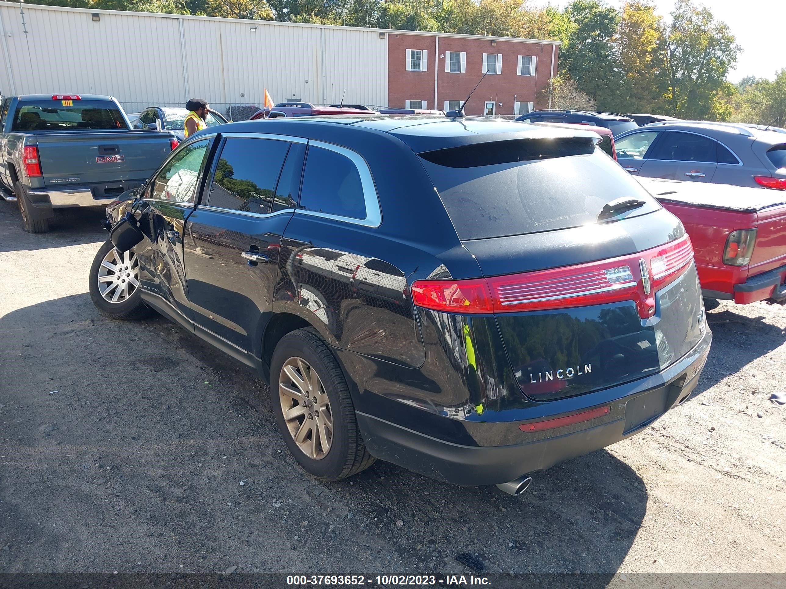 Photo 2 VIN: 2LMHJ5NK7JBL02635 - LINCOLN MKT 