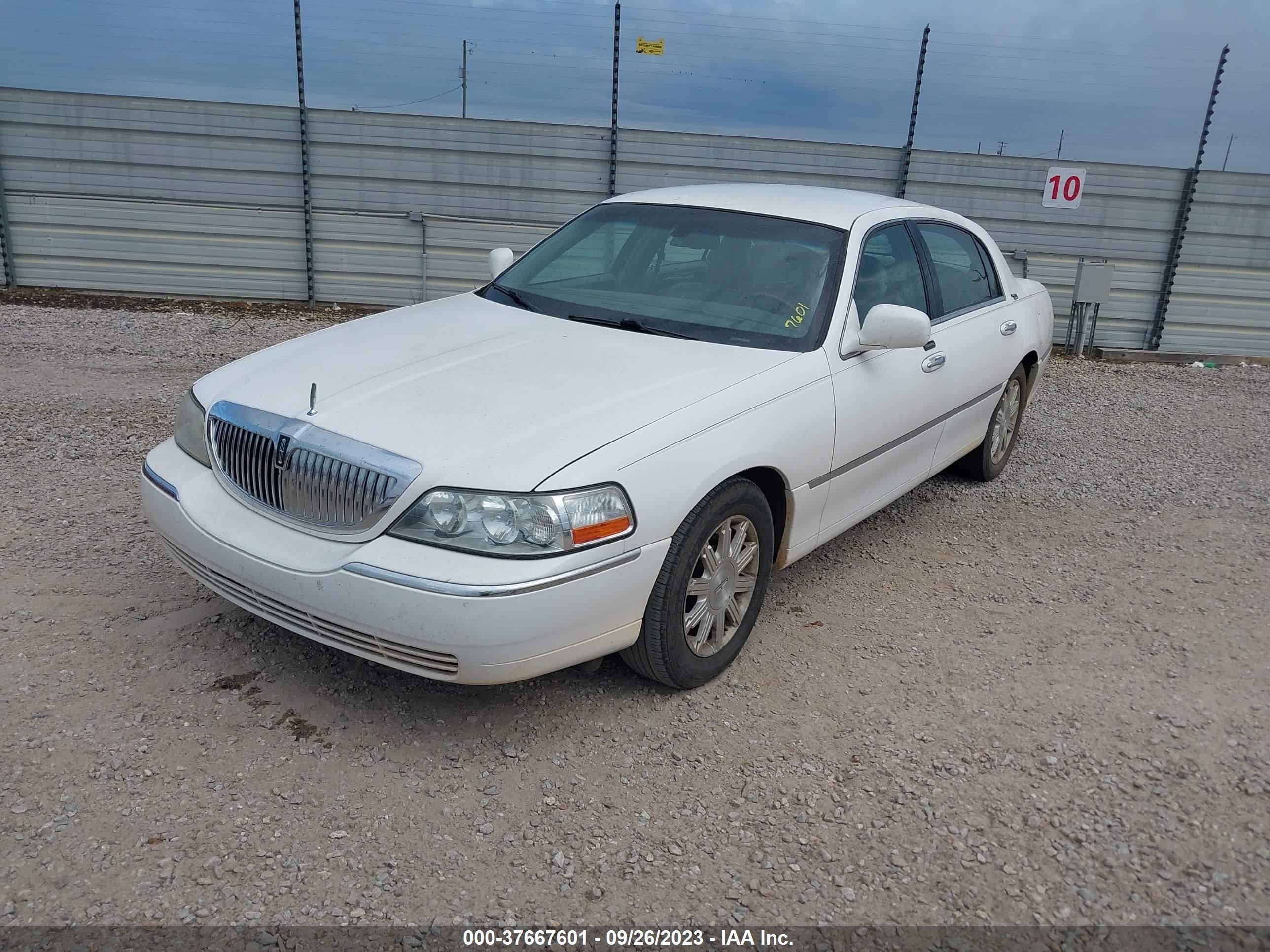 Photo 1 VIN: 2LNBL8CV0AX608170 - LINCOLN TOWN CAR 