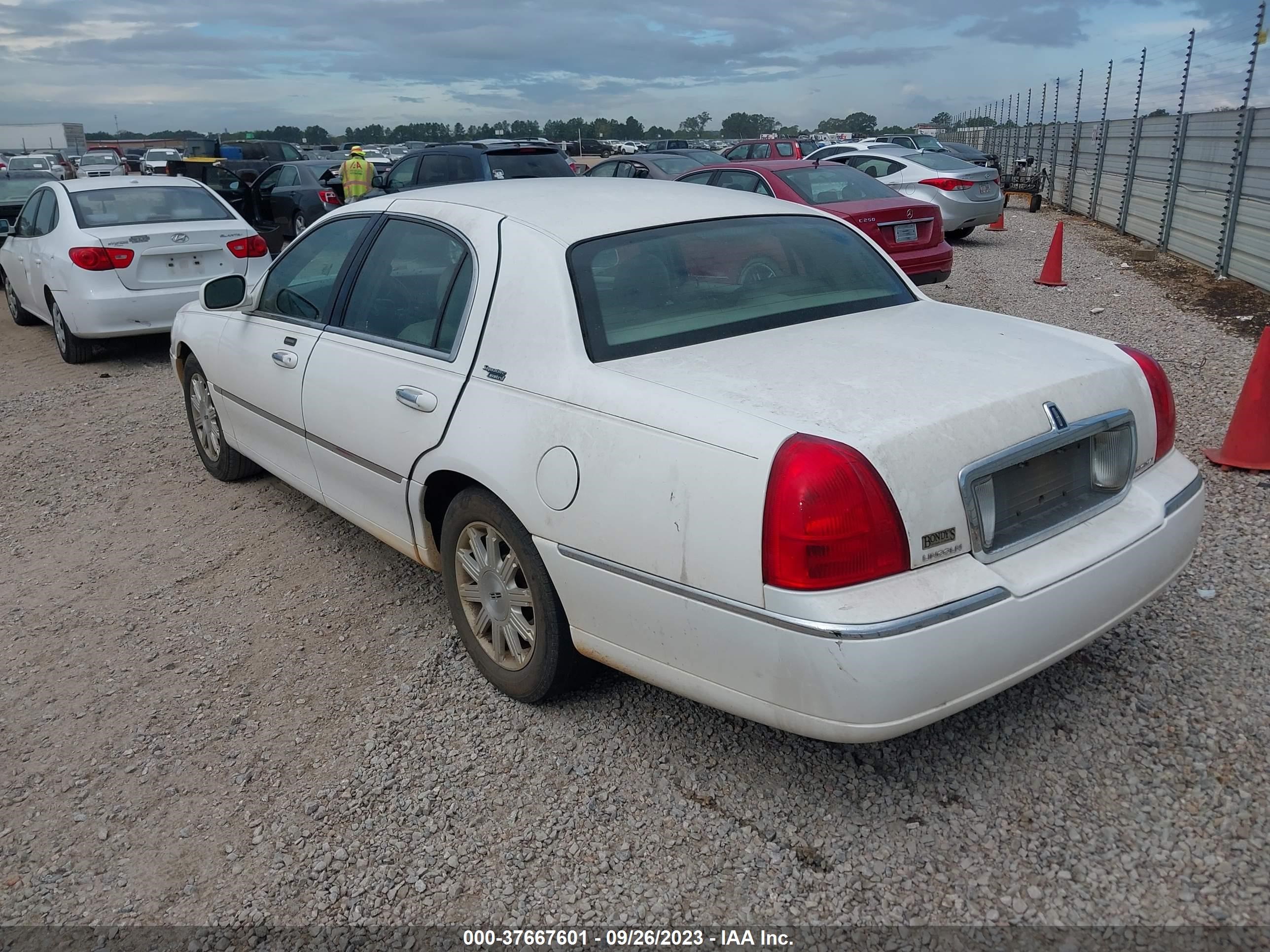 Photo 2 VIN: 2LNBL8CV0AX608170 - LINCOLN TOWN CAR 