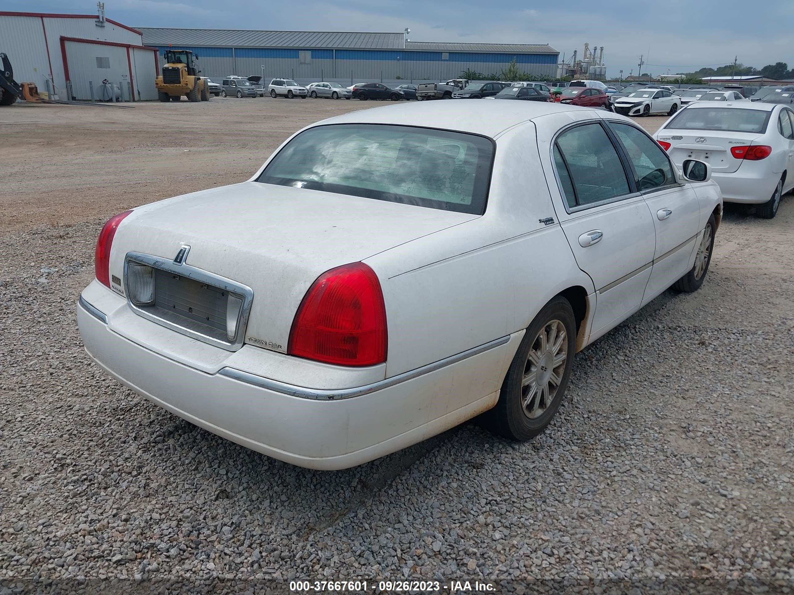 Photo 3 VIN: 2LNBL8CV0AX608170 - LINCOLN TOWN CAR 