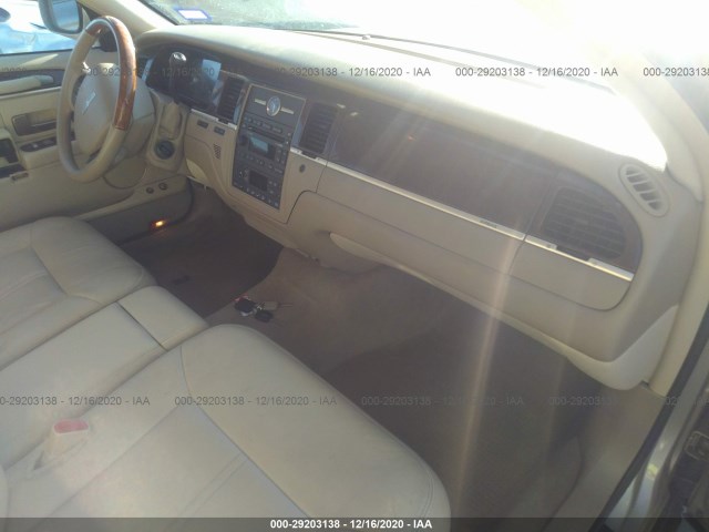 Photo 4 VIN: 2LNBL8CV0AX623543 - LINCOLN TOWN CAR 