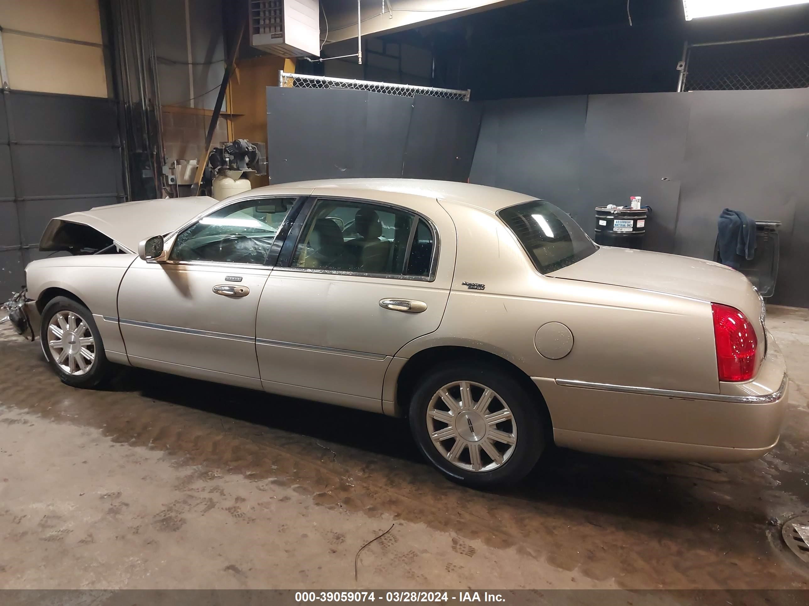 Photo 13 VIN: 2LNBL8CV0AX752446 - LINCOLN TOWN CAR 