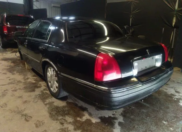 Photo 2 VIN: 2LNBL8CV0BX750200 - LINCOLN TOWN CAR 