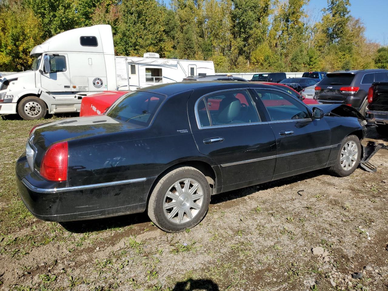 Photo 2 VIN: 2LNBL8CV0BX764999 - LINCOLN TOWN CAR 