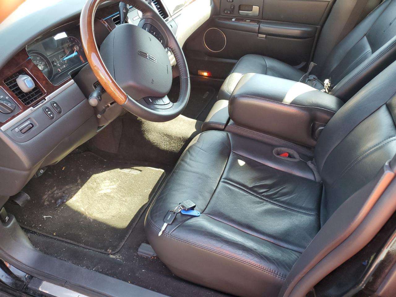 Photo 6 VIN: 2LNBL8CV0BX764999 - LINCOLN TOWN CAR 