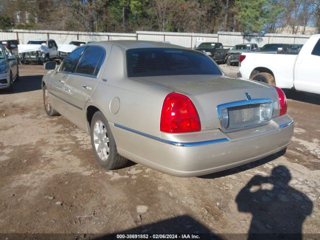 Photo 2 VIN: 2LNBL8CV1AX607061 - LINCOLN TOWN CAR 