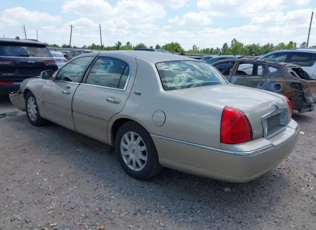 Photo 2 VIN: 2LNBL8CV1AX614513 - LINCOLN TOWN CAR 