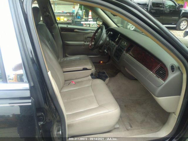 Photo 4 VIN: 2LNBL8CV1AX752911 - LINCOLN TOWN CAR 