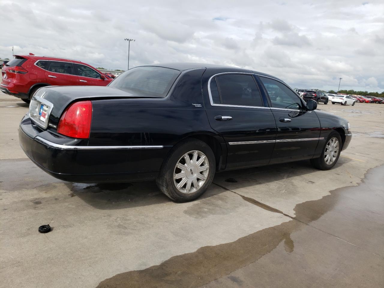 Photo 2 VIN: 2LNBL8CV1BX752845 - LINCOLN TOWN CAR 