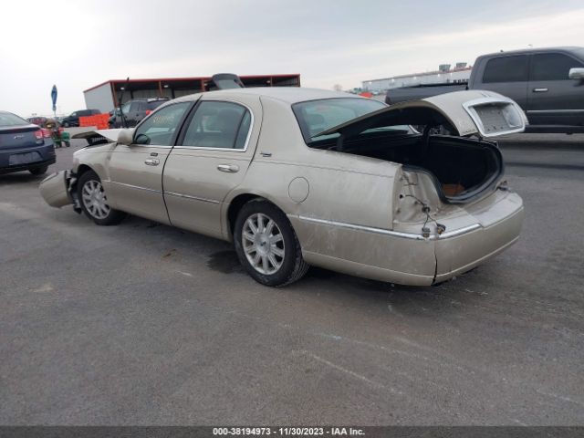 Photo 2 VIN: 2LNBL8CV2AX631126 - LINCOLN TOWN CAR 