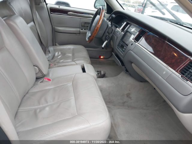 Photo 4 VIN: 2LNBL8CV2AX631126 - LINCOLN TOWN CAR 