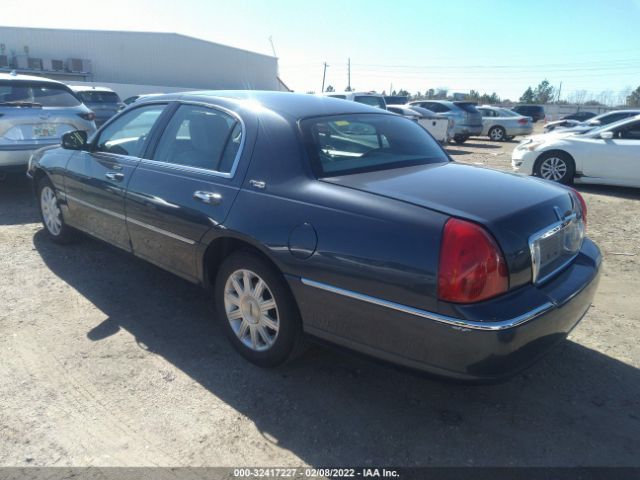 Photo 2 VIN: 2LNBL8CV2BX756662 - LINCOLN TOWN CAR 