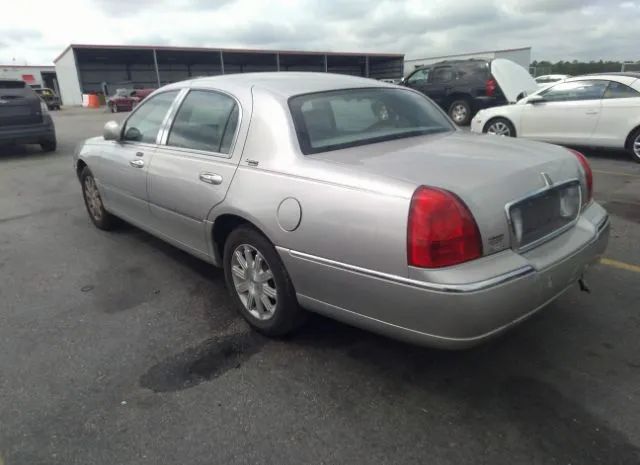 Photo 2 VIN: 2LNBL8CV2BX765202 - LINCOLN TOWN CAR 