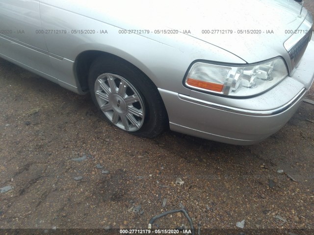 Photo 5 VIN: 2LNBL8CV3BX751700 - LINCOLN TOWN CAR 