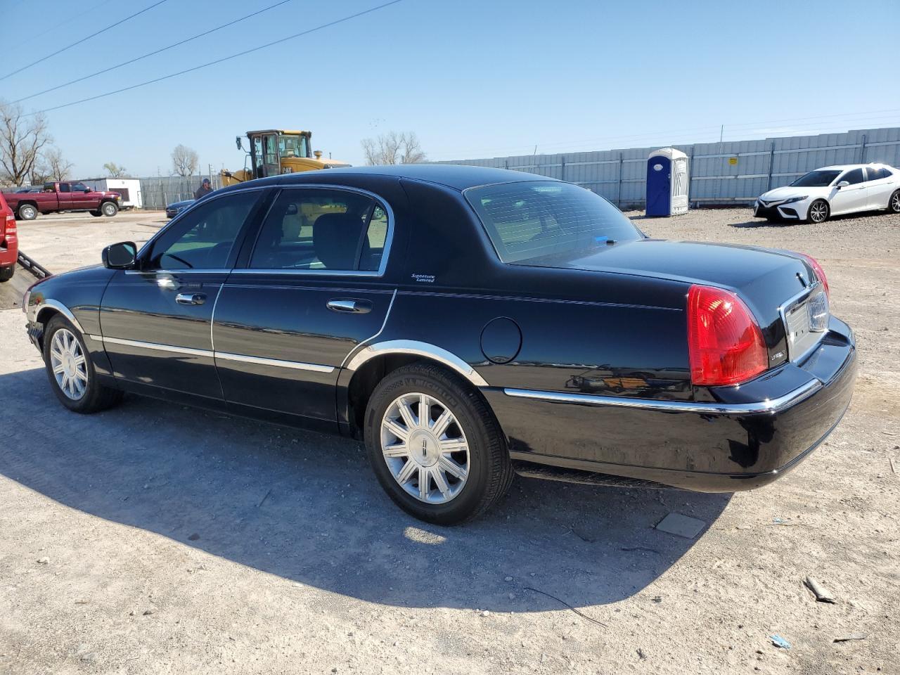 Photo 1 VIN: 2LNBL8CV3BX755780 - LINCOLN TOWN CAR 