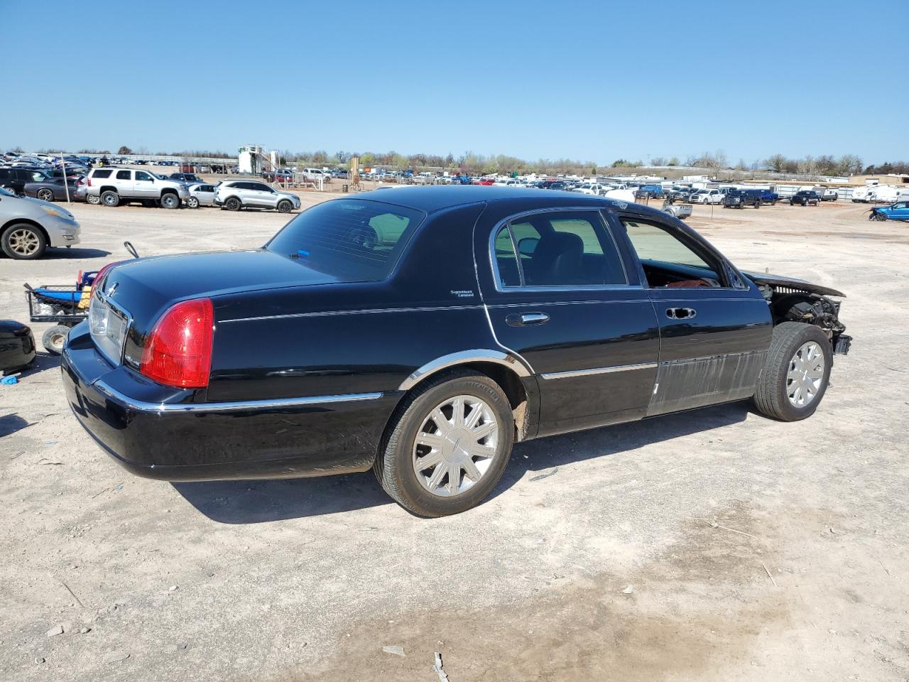 Photo 2 VIN: 2LNBL8CV3BX755780 - LINCOLN TOWN CAR 