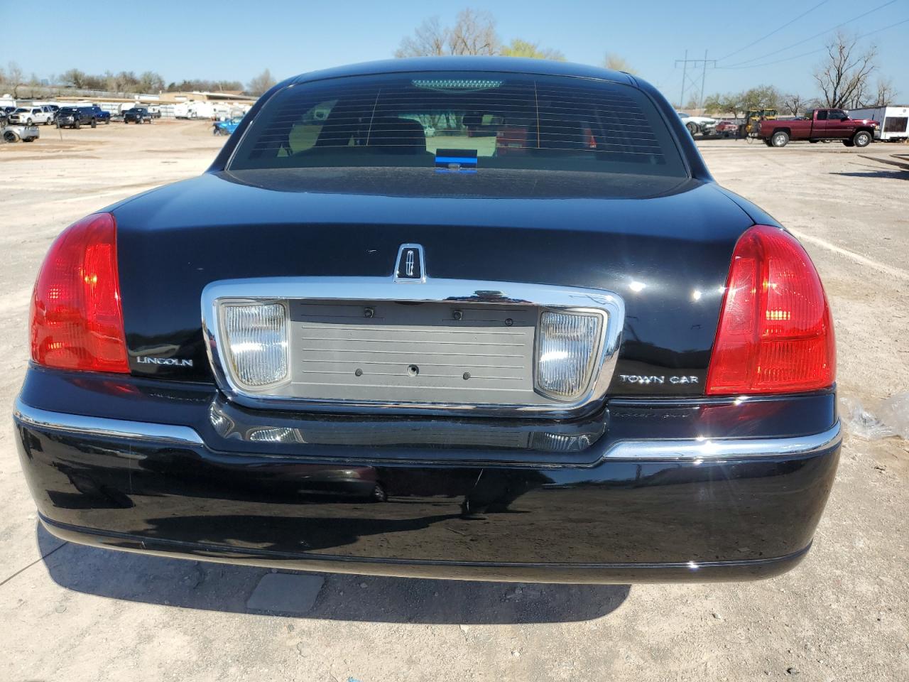 Photo 5 VIN: 2LNBL8CV3BX755780 - LINCOLN TOWN CAR 