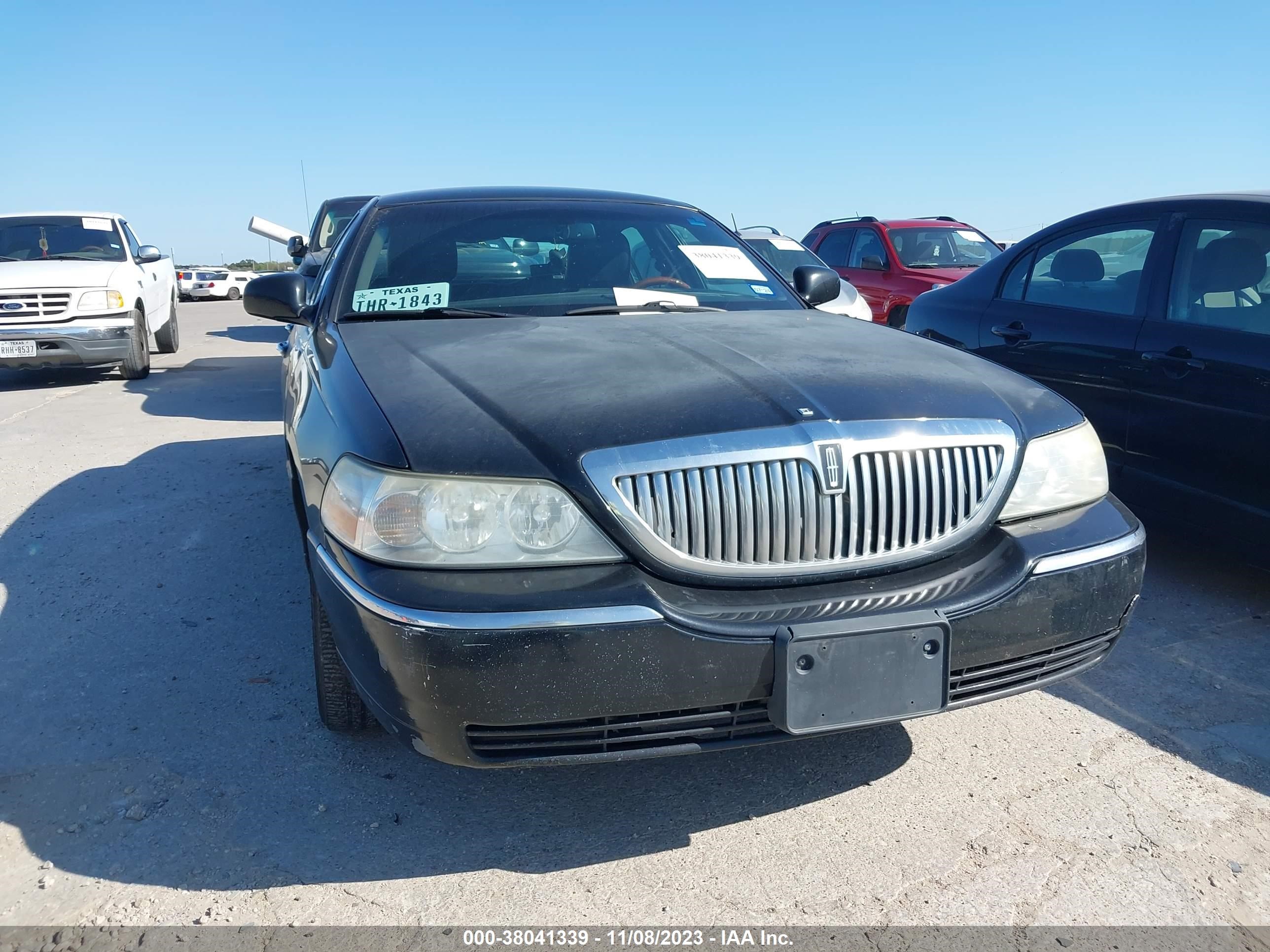 Photo 0 VIN: 2LNBL8CV3BX764088 - LINCOLN TOWN CAR 