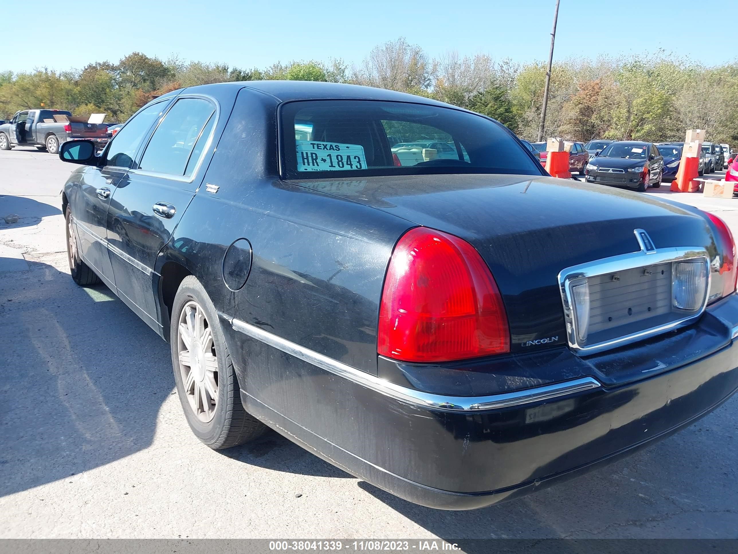 Photo 2 VIN: 2LNBL8CV3BX764088 - LINCOLN TOWN CAR 