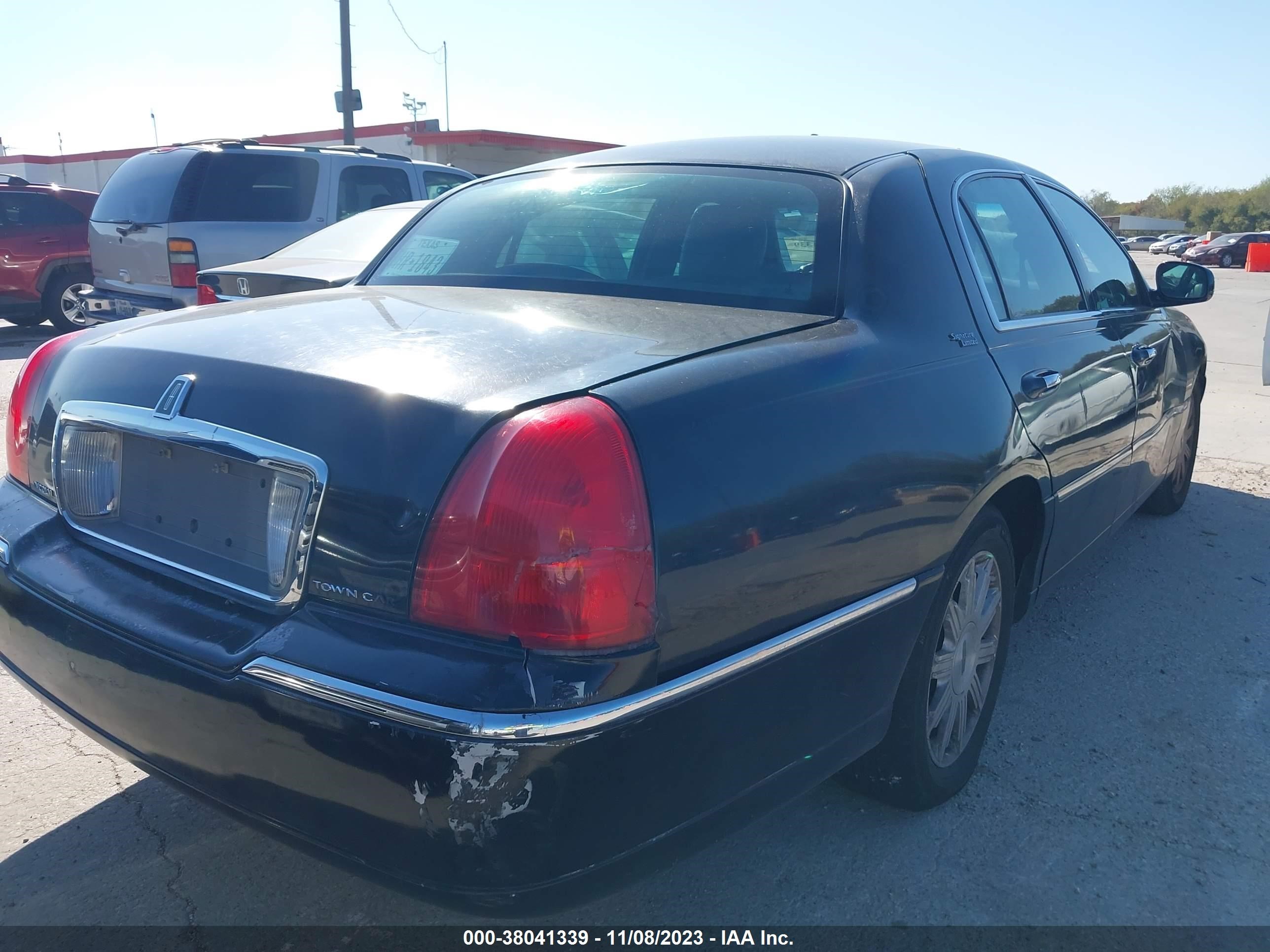 Photo 3 VIN: 2LNBL8CV3BX764088 - LINCOLN TOWN CAR 