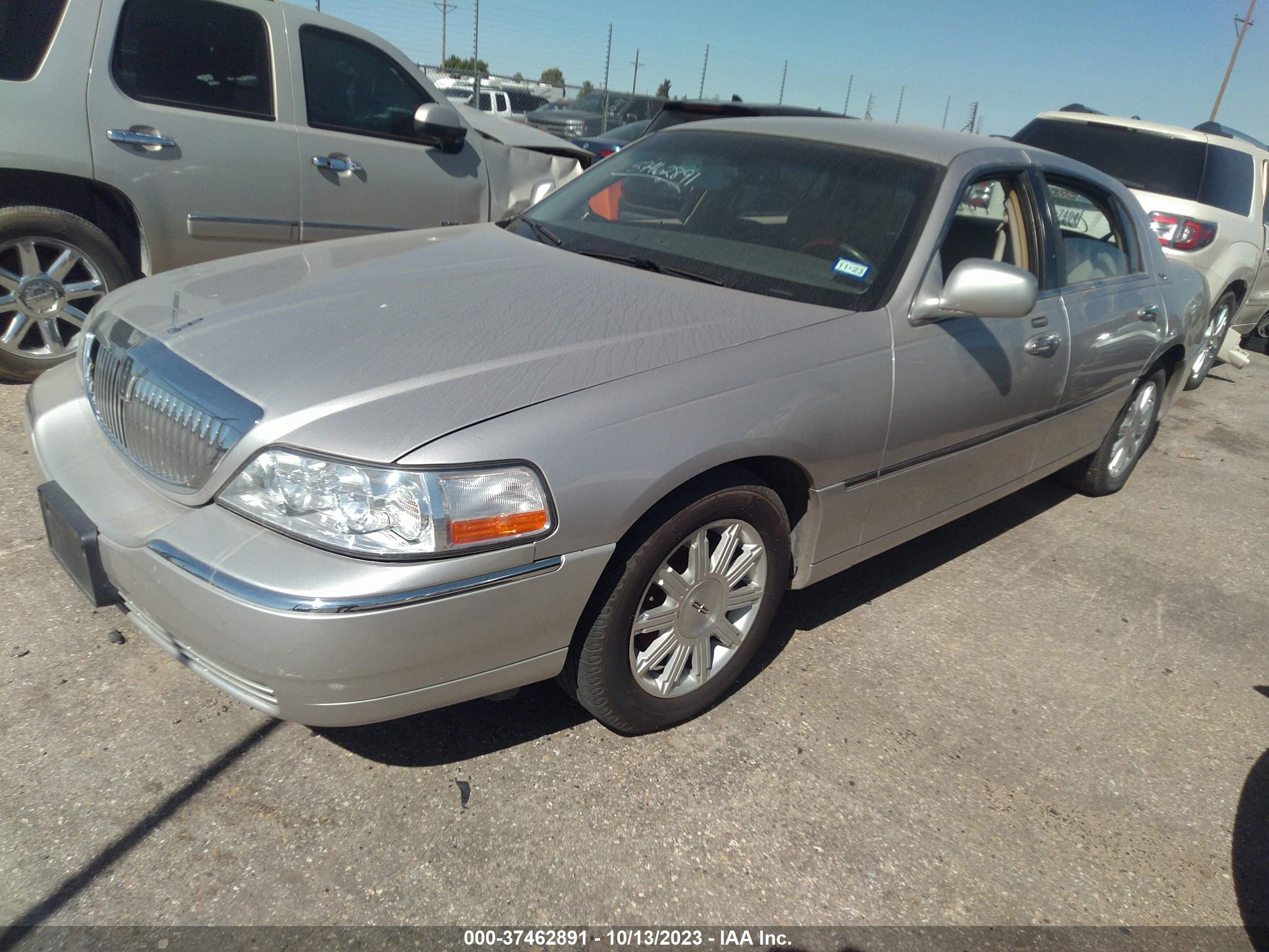 Photo 1 VIN: 2LNBL8CV4BX750877 - LINCOLN TOWN CAR 