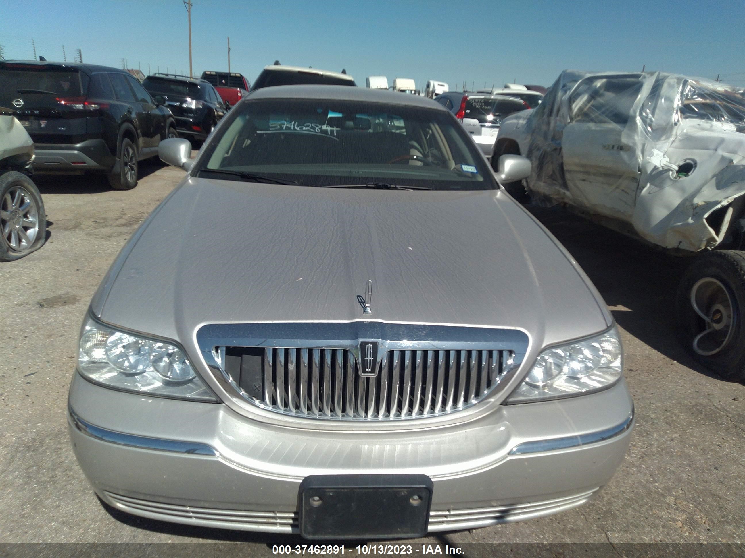 Photo 10 VIN: 2LNBL8CV4BX750877 - LINCOLN TOWN CAR 