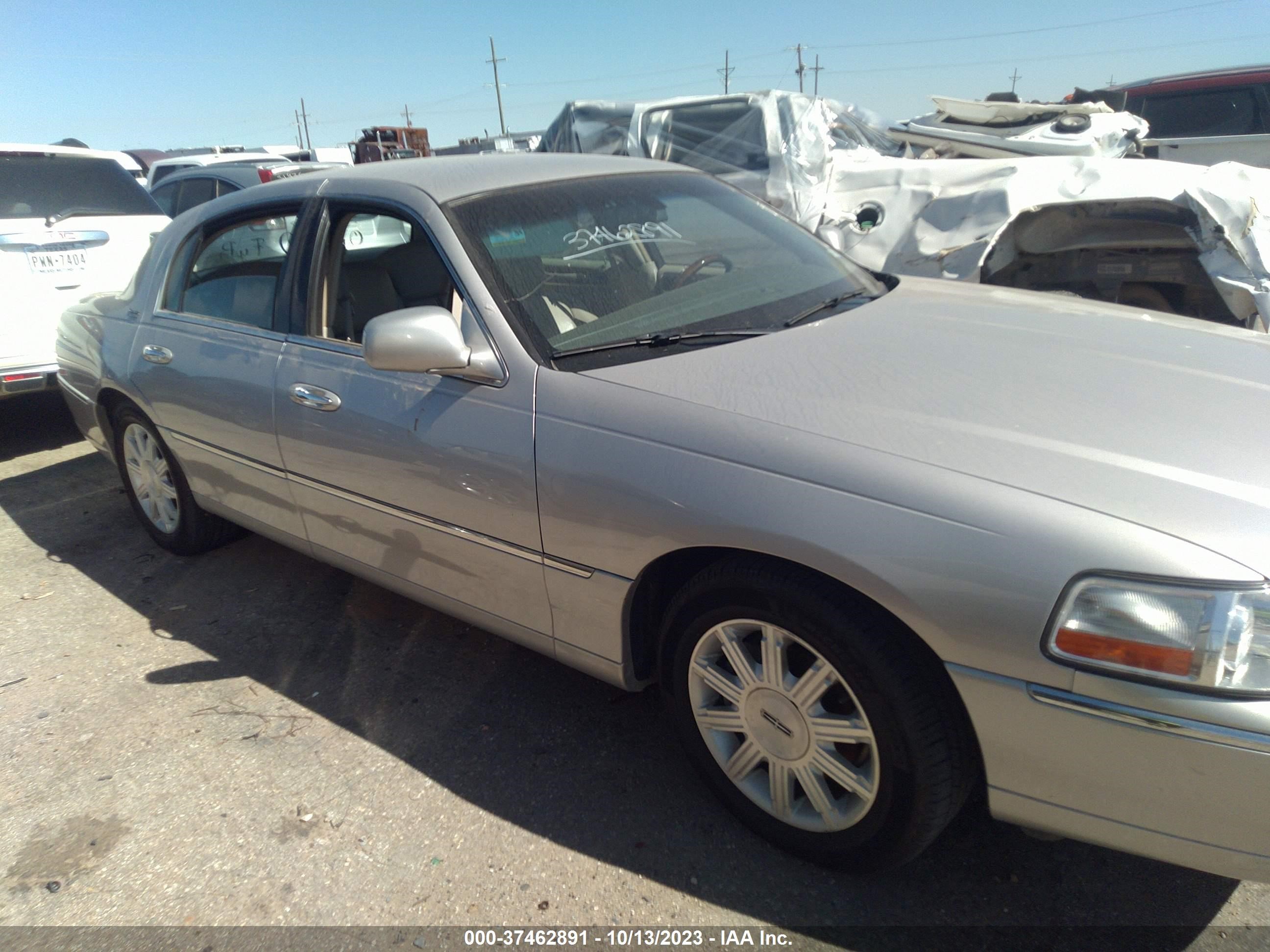 Photo 11 VIN: 2LNBL8CV4BX750877 - LINCOLN TOWN CAR 