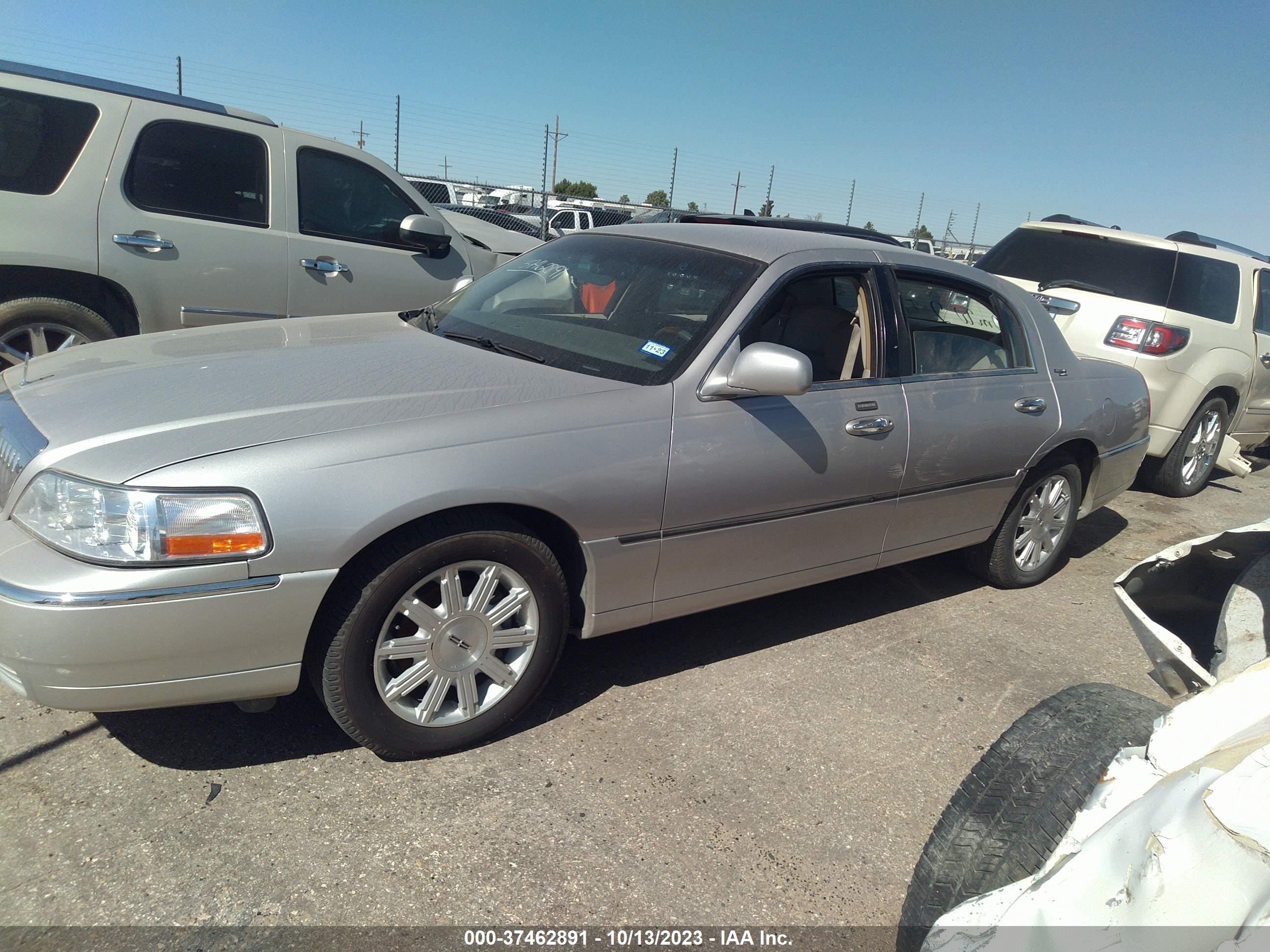 Photo 12 VIN: 2LNBL8CV4BX750877 - LINCOLN TOWN CAR 