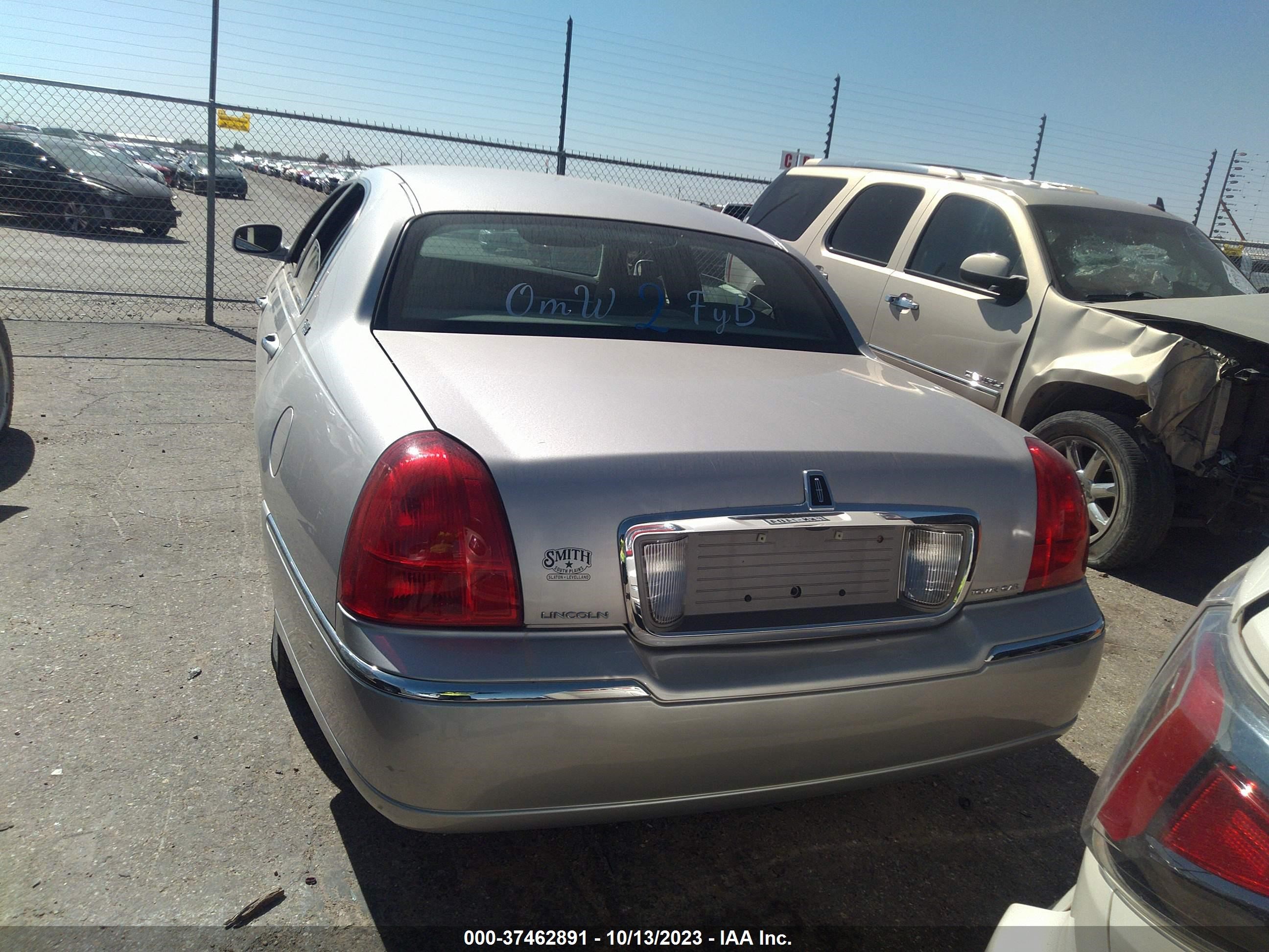 Photo 14 VIN: 2LNBL8CV4BX750877 - LINCOLN TOWN CAR 