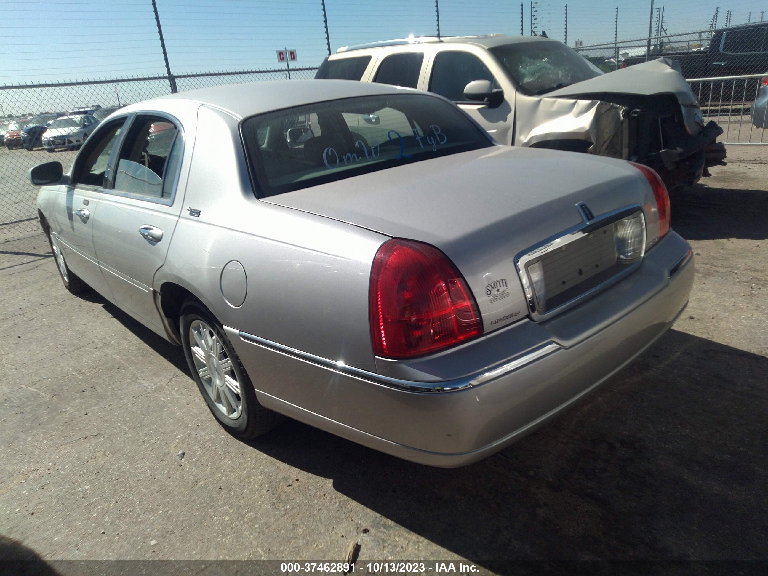 Photo 2 VIN: 2LNBL8CV4BX750877 - LINCOLN TOWN CAR 