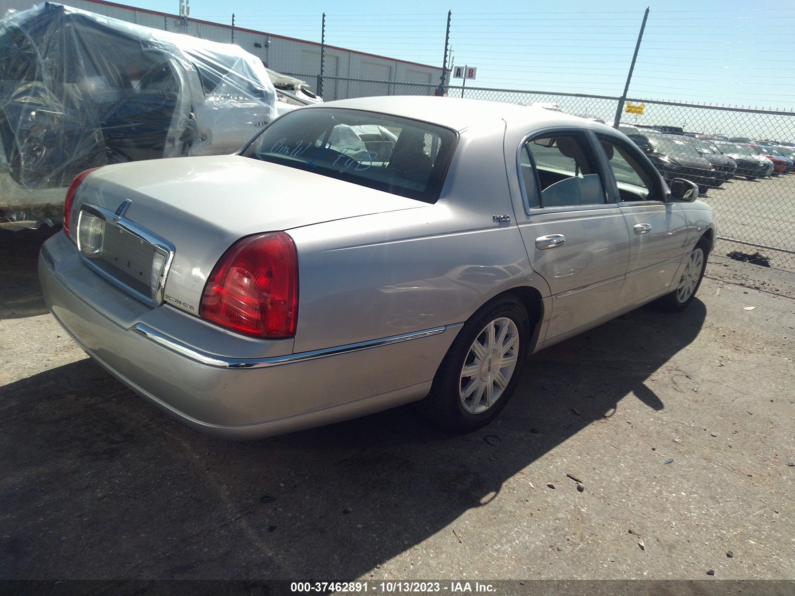 Photo 3 VIN: 2LNBL8CV4BX750877 - LINCOLN TOWN CAR 