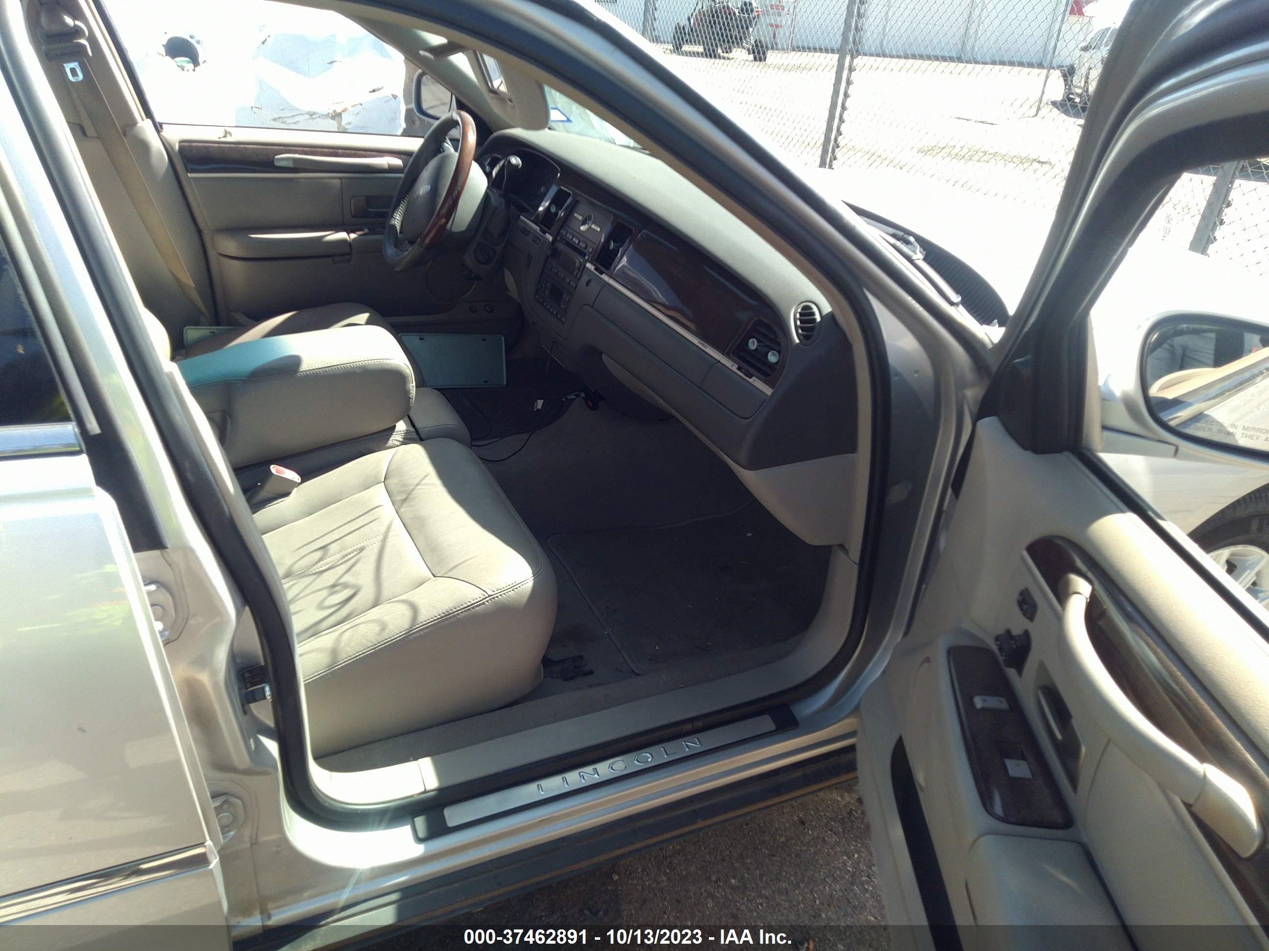 Photo 4 VIN: 2LNBL8CV4BX750877 - LINCOLN TOWN CAR 