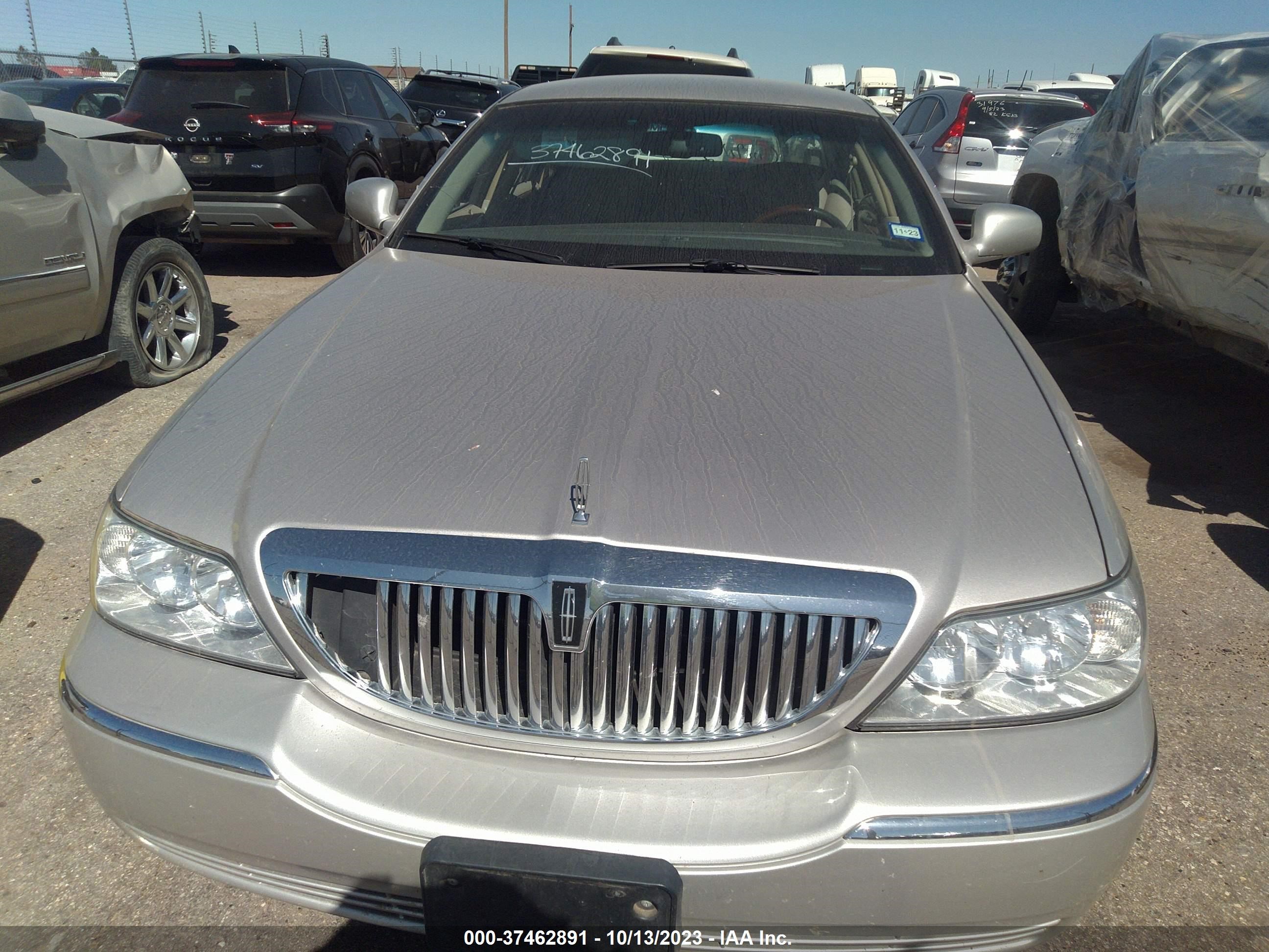 Photo 5 VIN: 2LNBL8CV4BX750877 - LINCOLN TOWN CAR 