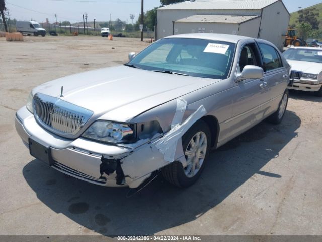 Photo 1 VIN: 2LNBL8CV4BX756825 - LINCOLN TOWN CAR 