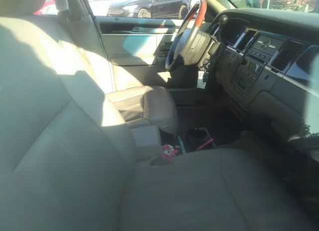 Photo 4 VIN: 2LNBL8CV4BX761071 - LINCOLN TOWN CAR 