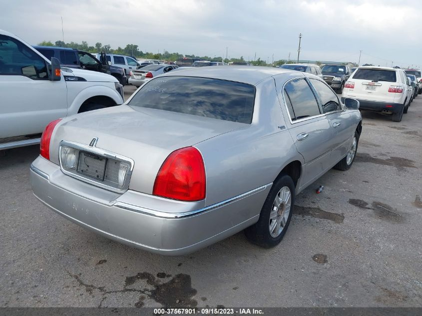 Photo 3 VIN: 2LNBL8CV5AX602512 - LINCOLN TOWN CAR 