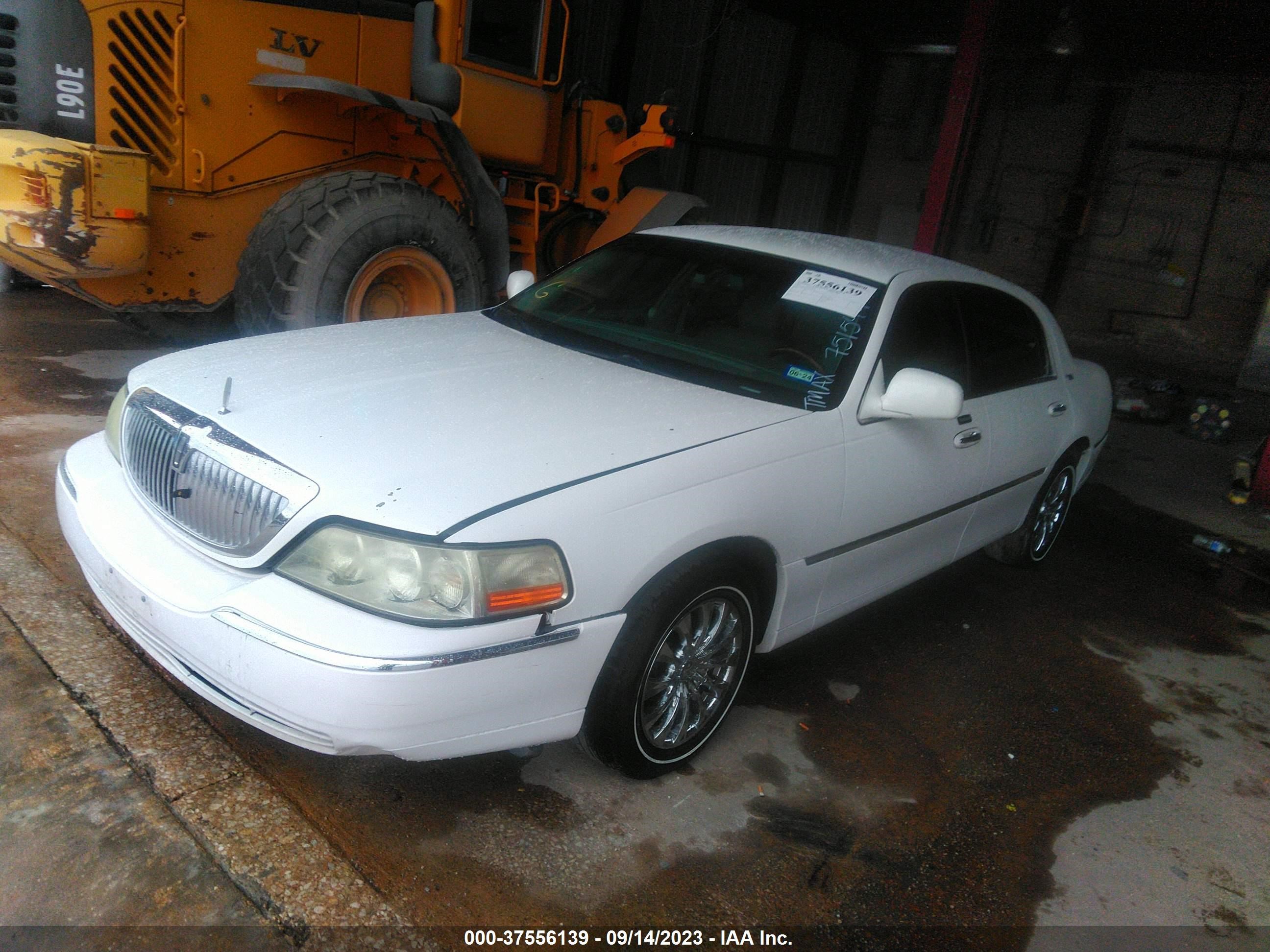 Photo 1 VIN: 2LNBL8CV5AX751549 - LINCOLN TOWN CAR 