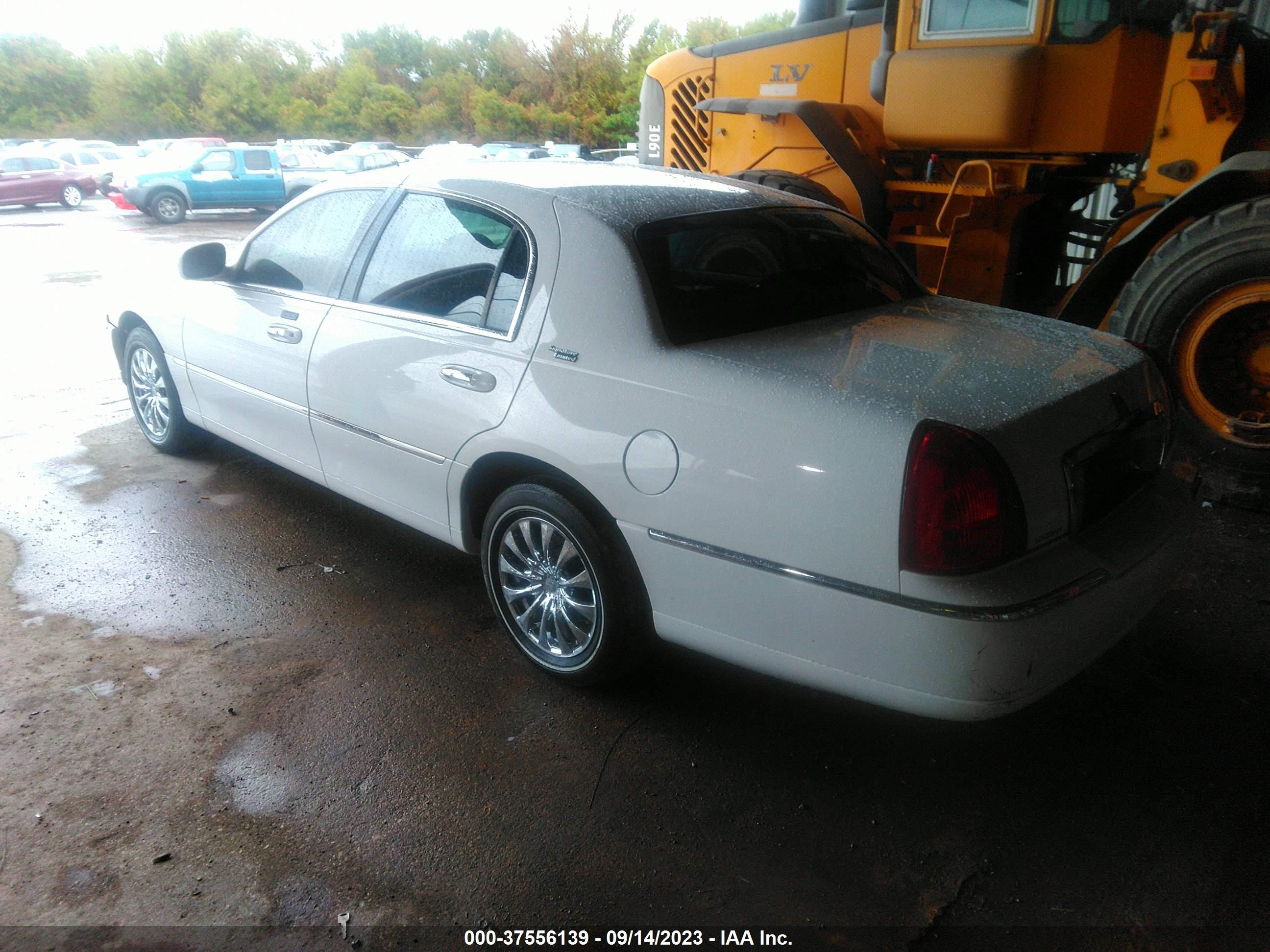 Photo 2 VIN: 2LNBL8CV5AX751549 - LINCOLN TOWN CAR 