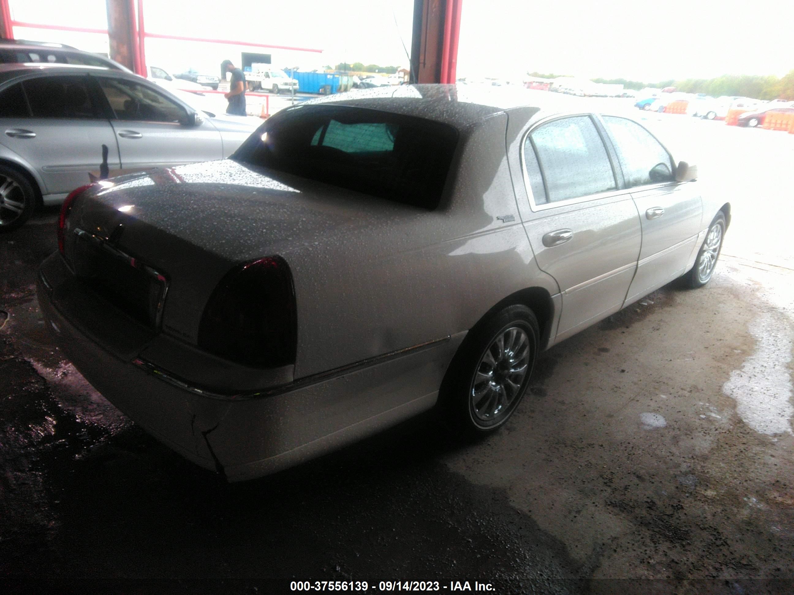 Photo 3 VIN: 2LNBL8CV5AX751549 - LINCOLN TOWN CAR 