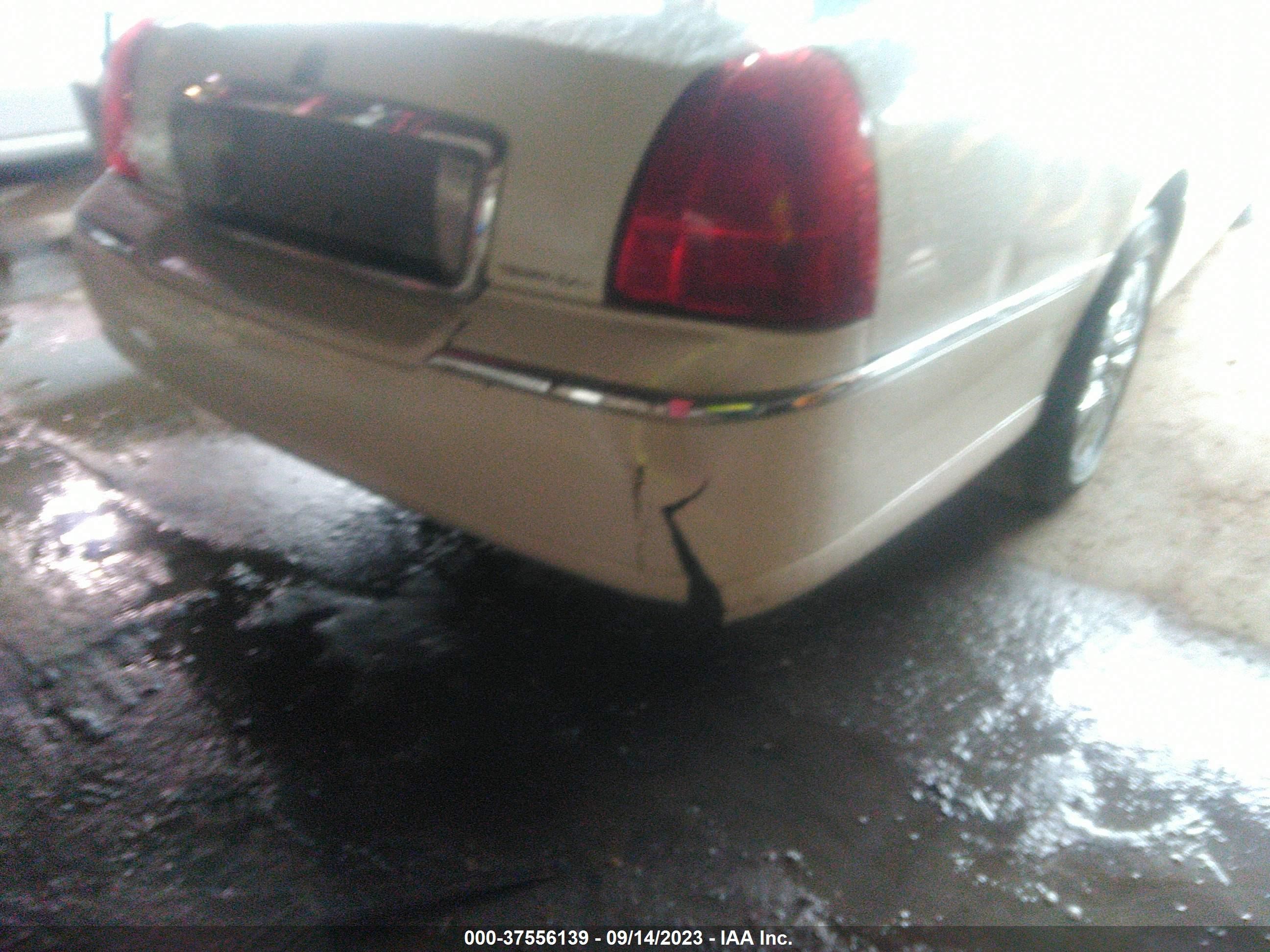 Photo 5 VIN: 2LNBL8CV5AX751549 - LINCOLN TOWN CAR 