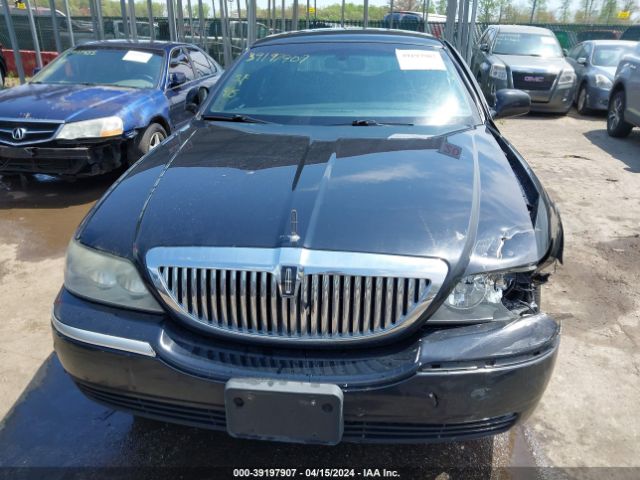 Photo 5 VIN: 2LNBL8CV5AX751602 - LINCOLN TOWN CAR 