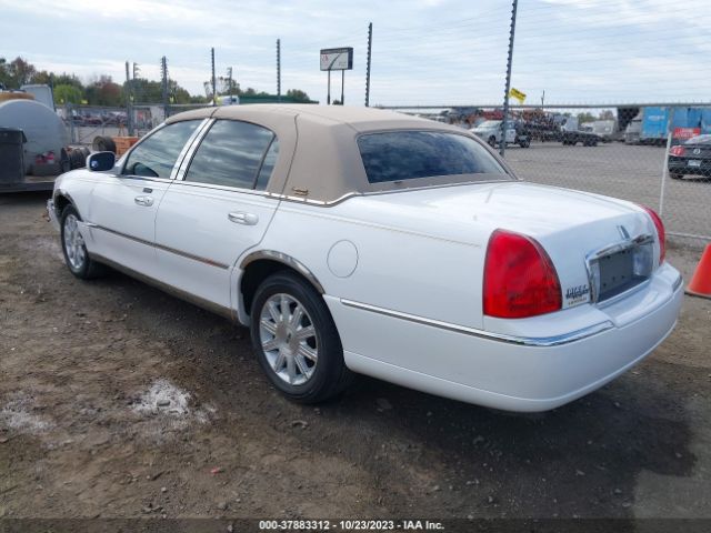 Photo 2 VIN: 2LNBL8CV5BX754890 - LINCOLN TOWN CAR 