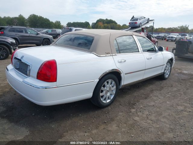 Photo 3 VIN: 2LNBL8CV5BX754890 - LINCOLN TOWN CAR 