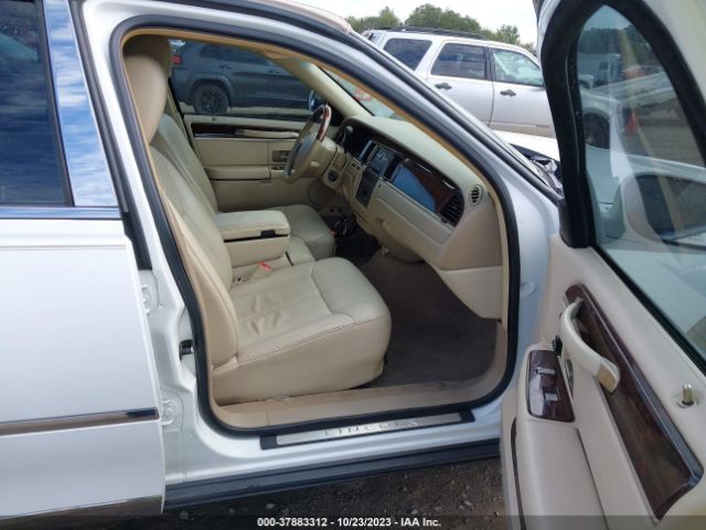 Photo 4 VIN: 2LNBL8CV5BX754890 - LINCOLN TOWN CAR 