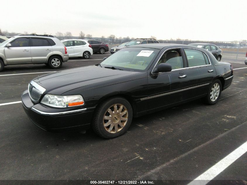 Photo 1 VIN: 2LNBL8CV5BX758101 - LINCOLN TOWN CAR 