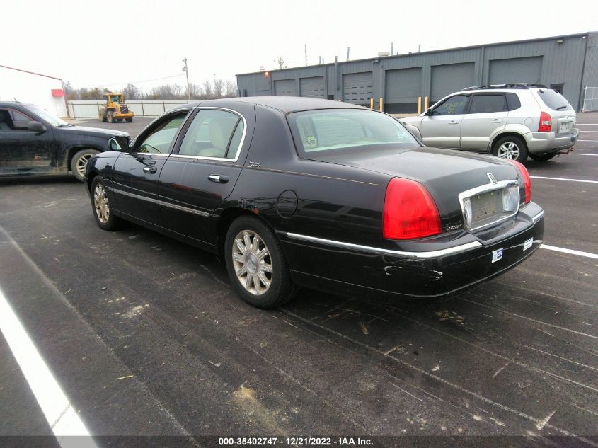 Photo 2 VIN: 2LNBL8CV5BX758101 - LINCOLN TOWN CAR 