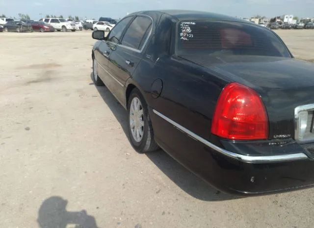 Photo 2 VIN: 2LNBL8CV5BX758258 - LINCOLN TOWN CAR 