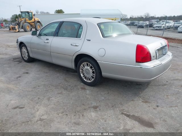 Photo 2 VIN: 2LNBL8CV5BX762567 - LINCOLN TOWN CAR 